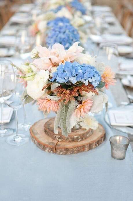 42. Modelos de arranjos bem delicados e rústicos decoração de casamento azul e branco – Foto: Wedding Themes 42. Modelos de arranjos bem delicados e rústicos decoração de casamento azul e branco – Foto: Wedding Themes