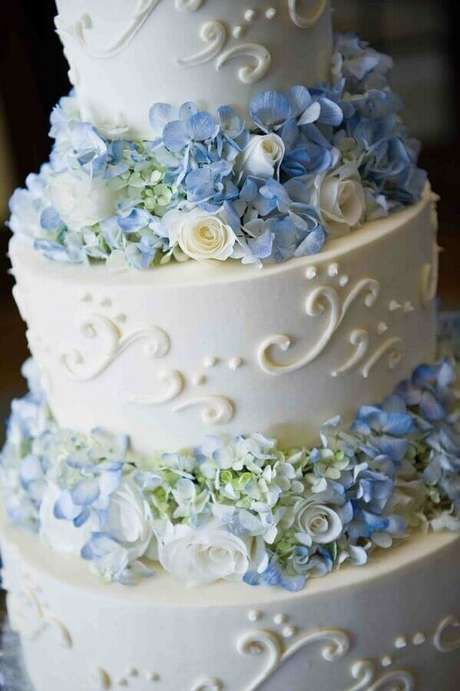 55. Detalhes de bolo decorado com flores e arabescos para casamento azul e branco – Foto: Pinterest 55. Detalhes de bolo decorado com flores e arabescos para casamento azul e branco – Foto: Pinterest