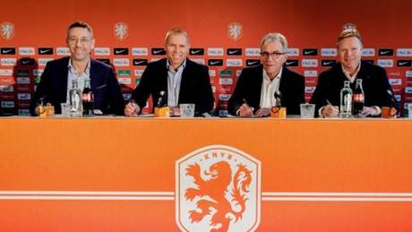 Koeman (último na direita) está na seleção desde 2018 e tem contrato até 2022 (Foto: Divulgação / KNVB) Koeman (último na direita) está na seleção desde 2018 e tem contrato até 2022 (Foto: Divulgação / KNVB)