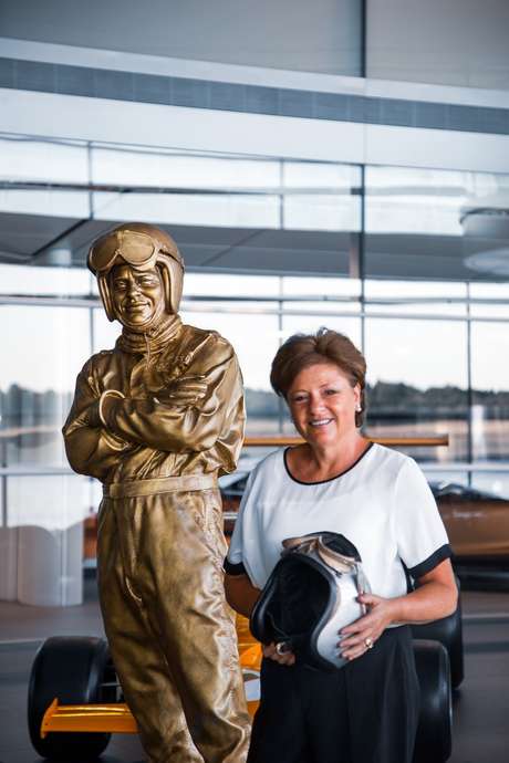 Amanda McLaren ao lado da estátua de seu pai: orgulho do legado. Amanda McLaren ao lado da estátua de seu pai: orgulho do legado.