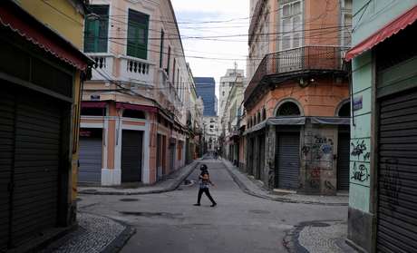 Mulher caminha por ruas vazias com comércio fechado no Rio de Janeiro (RJ), em meio à pandemia de coronavírus  24/03/2020 REUTERS/Ricardo Moraes