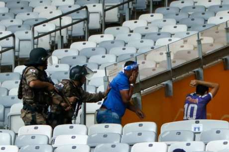 Na partida que rebaixou o Cruzeiro para a segunda divisão, houve uma série de confusões no Mineirão-(Foto: Felipe Correia/Photo Premium/Lancepress!) Na partida que rebaixou o Cruzeiro para a segunda divisão, houve uma série de confusões no Mineirão-(Foto: Felipe Correia/Photo Premium/Lancepress!)