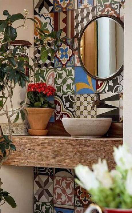 12. O ladrilho hidráulico acrescenta um toque de cor na decoração do banheiro rústico – Foto: Jeito de Casa 12. O ladrilho hidráulico acrescenta um toque de cor na decoração do banheiro rústico – Foto: Jeito de Casa