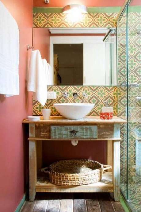 28. Banheiro rústico simples decorado com ladrilho hidráulico – Foto: Jeito de Casa 28. Banheiro rústico simples decorado com ladrilho hidráulico – Foto: Jeito de Casa