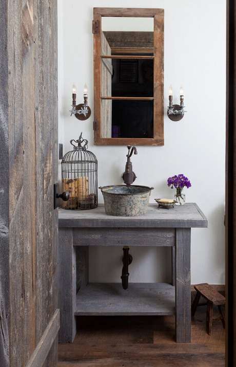 41. Decoração para banheiro rústico simples com gaiola sobre a bancada – Foto: Pinterest 41. Decoração para banheiro rústico simples com gaiola sobre a bancada – Foto: Pinterest