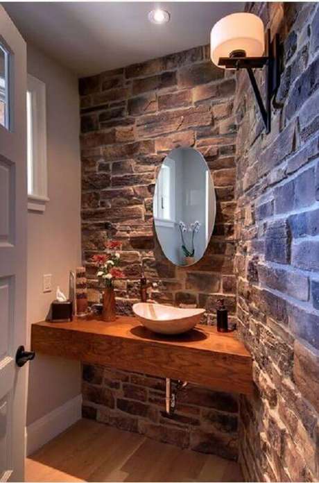 56. Parede de tijolo à vista para decoração de banheiro pequeno rústico – Foto: Pinterest 56. Parede de tijolo à vista para decoração de banheiro pequeno rústico – Foto: Pinterest