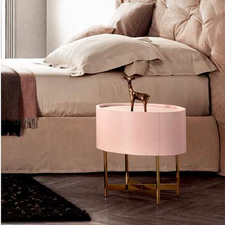 45. Criado mudo redondo branco com acabamento dourado. Fonte: Pinterest 45. Criado mudo redondo branco com acabamento dourado. Fonte: Pinterest