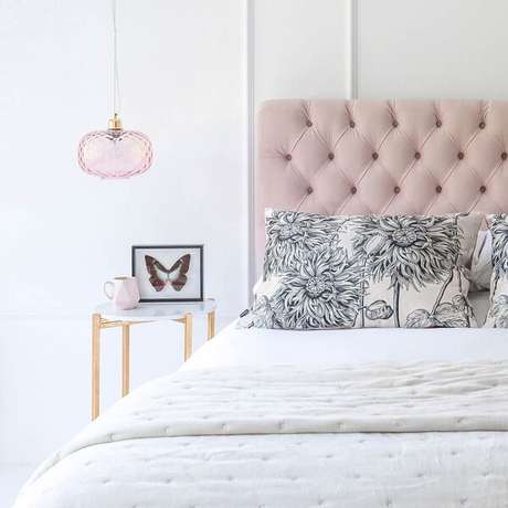 48. Criado mudo redondo com design delicado complementa a decoração do quarto clean. Fonte: Pinterest 48. Criado mudo redondo com design delicado complementa a decoração do quarto clean. Fonte: Pinterest