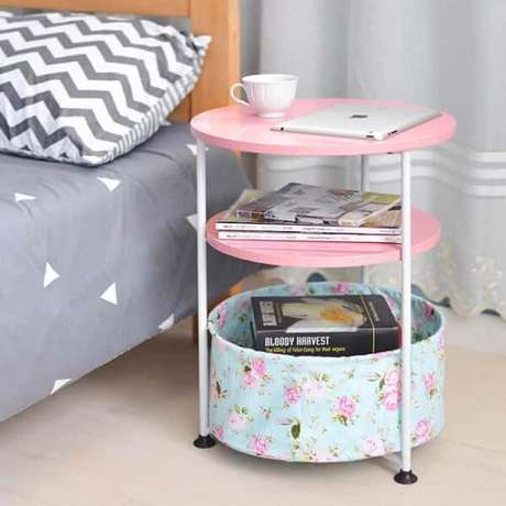 4. O criado mudo redondo antigo foi repaginado e recebeu acabamento em tecido de patchwork. Fonte: Pinterest 4. O criado mudo redondo antigo foi repaginado e recebeu acabamento em tecido de patchwork. Fonte: Pinterest