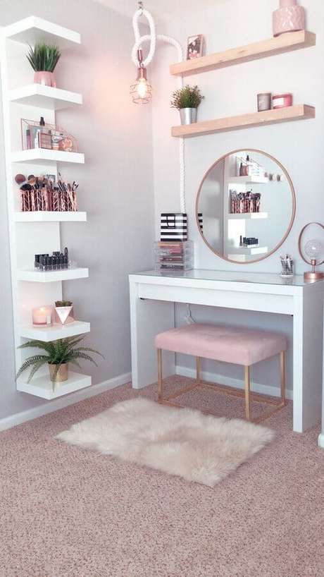 25. Nesse cantinho com penteadeira branca o rosa pastel foi usado de modo discreto no banco e tapete – Foto: Archilovers 25. Nesse cantinho com penteadeira branca o rosa pastel foi usado de modo discreto no banco e tapete – Foto: Archilovers