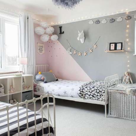 50. Quarto infantil simples decorado na cor rosa pastel e cinza – Foto: Ideal Home 50. Quarto infantil simples decorado na cor rosa pastel e cinza – Foto: Ideal Home