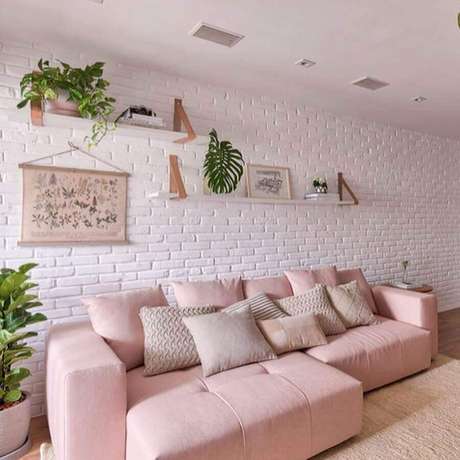54. Sala branca decorada com sofá rosa pastel e parede de tijolinho – Foto: Pinterest 54. Sala branca decorada com sofá rosa pastel e parede de tijolinho – Foto: Pinterest