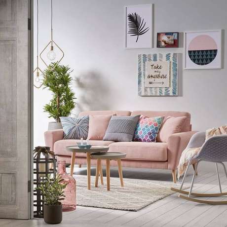 55. Sofá rosa quartzo decorado com almofadas coloridas – Foto: MdeMulher 55. Sofá rosa quartzo decorado com almofadas coloridas – Foto: MdeMulher