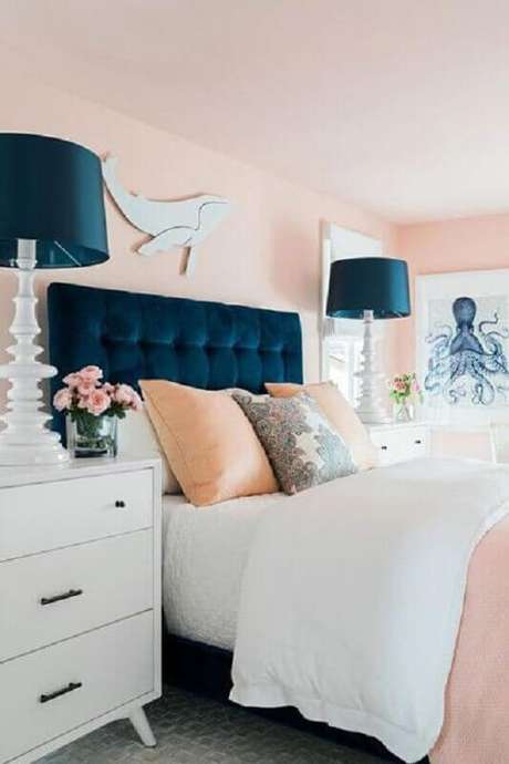 60. Quarto rosa pastel decorado com cabeceira e abajures azul marinho – Foto: Projetos Criativos 60. Quarto rosa pastel decorado com cabeceira e abajures azul marinho – Foto: Projetos Criativos