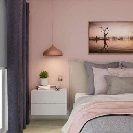 61. Decoração para quarto rosa pastel com criado mudo branco suspenso e cortina cinza – Foto: Pinterest 61. Decoração para quarto rosa pastel com criado mudo branco suspenso e cortina cinza – Foto: Pinterest