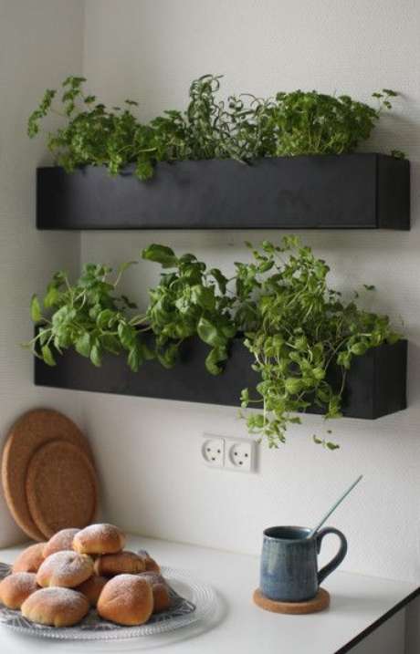 21. Aposte no vaso de parede para montar uma mini horta na cozinha – Via: Pinterest 21. Aposte no vaso de parede para montar uma mini horta na cozinha – Via: Pinterest
