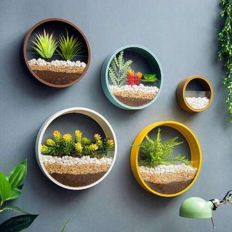 28. Vaso de parede redondo com plantas variadas – Via: Pinterest 28. Vaso de parede redondo com plantas variadas – Via: Pinterest