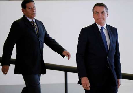 Bolsonaro e Mourão chegam para cerimônia no Palácio do Planalto
13/06/2019
REUTERS/Adriano Machado