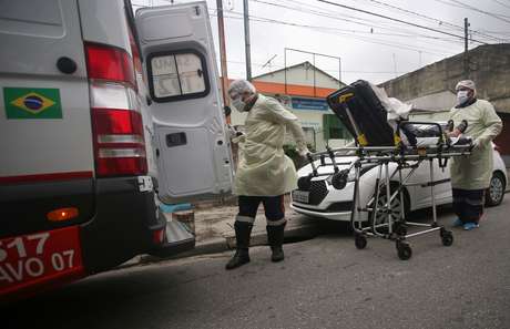 Os enfermeiros do SAMU transportam um paciente de uma unidade básica de saúde para um hospital durante o surto de coronavírus, em Santo André