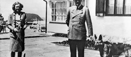 Em muitas fotos, Hitler pode ser visto ao lado de sua cadela Blondie Em muitas fotos, Hitler pode ser visto ao lado de sua cadela Blondie