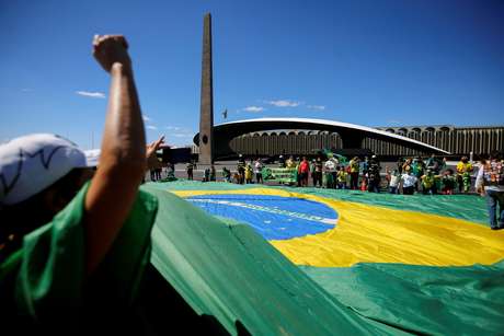 Concentração de manifestantes à favor do governo expressam apoio ao presidente Jair Bolsonaro em Brasília