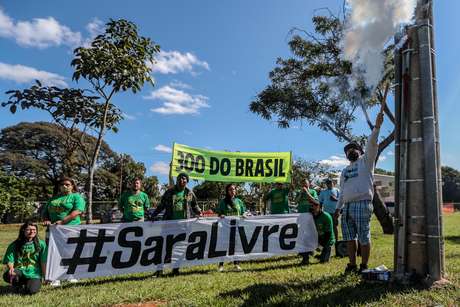 Integrantes do grupo "300 do Brasil" fazem ato com fogos de artifício em frente à sede da Polícia Federal