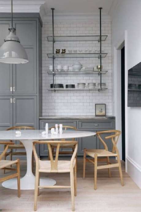 7. Cozinha cinza decorada com prateleira aramada suspensa – Foto: Futurist Architecture 7. Cozinha cinza decorada com prateleira aramada suspensa – Foto: Futurist Architecture