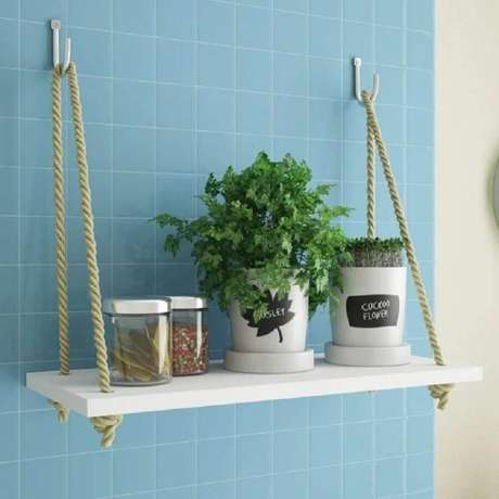 31. Decração simples com prateleira suspensa com corda – Foto: Pinterest 31. Decração simples com prateleira suspensa com corda – Foto: Pinterest