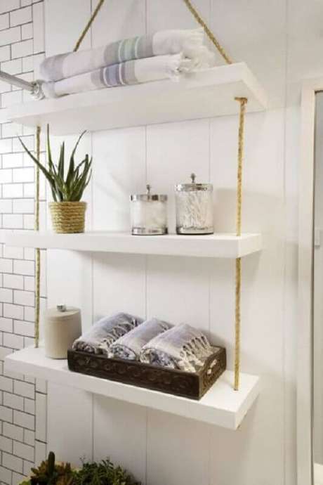 41. Prateleira suspensa com corda para banheiro – Foto: Homedit 41. Prateleira suspensa com corda para banheiro – Foto: Homedit
