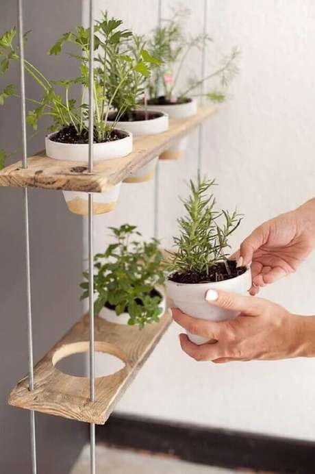 8. Faça um jardim vertical usando a prateleira suspensa para plantas – Foto: Revista Artesanato 8. Faça um jardim vertical usando a prateleira suspensa para plantas – Foto: Revista Artesanato