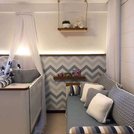 46. Prateleira suspensa para quarto de bebê cinza e branco – Foto: Pinterest 46. Prateleira suspensa para quarto de bebê cinza e branco – Foto: Pinterest
