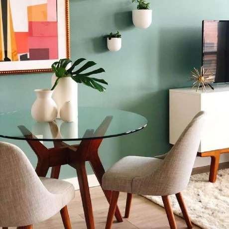 18. Decoração com vasos decorativos para mesa de jantar de vidro redonda – Foto: West Elm 18. Decoração com vasos decorativos para mesa de jantar de vidro redonda – Foto: West Elm