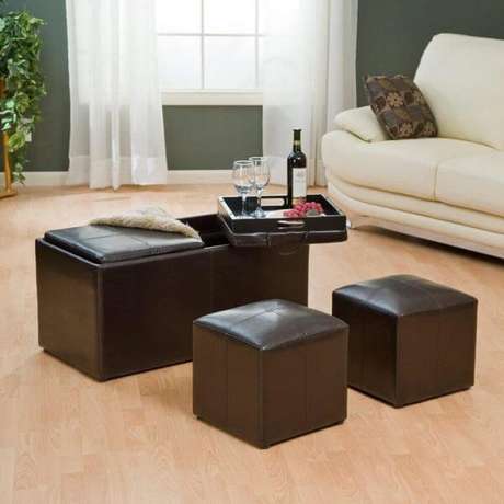3. Puff baú de couro marrom na sala – Via: Pinterest 3. Puff baú de couro marrom na sala – Via: Pinterest