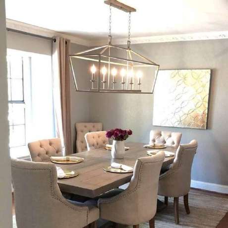 47. Vaso com flores para mesa de jantar de sala com cadeiras clássicas com acabamento capitonê – Foto: Decor Salteado 47. Vaso com flores para mesa de jantar de sala com cadeiras clássicas com acabamento capitonê – Foto: Decor Salteado