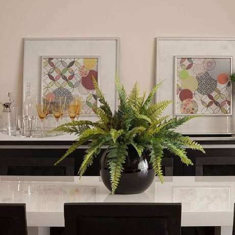 50. Vaso para centro de mesa de jantar com arranjo de folhagens – Foto: Casa de Valentina 50. Vaso para centro de mesa de jantar com arranjo de folhagens – Foto: Casa de Valentina