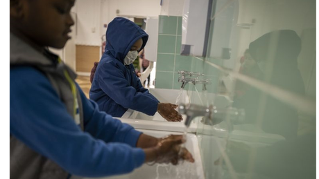 Alunos lavando as mãos na França; algumas escolas voltaram a ser fechadas temporariamente após surgirem novos casos de covid-19 Alunos lavando as mãos na França; algumas escolas voltaram a ser fechadas temporariamente após surgirem novos casos de covid-19