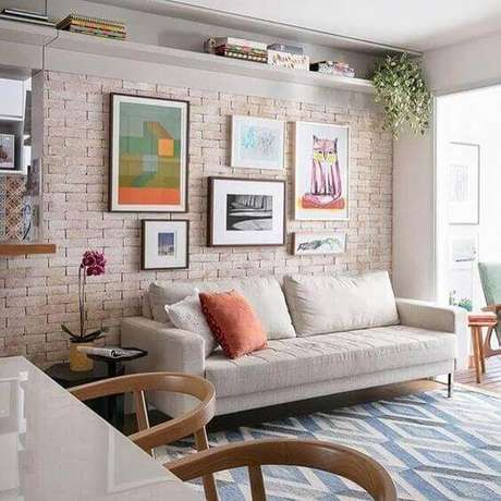 10. Composição com quadro de parede para sala de estar com parede de tijolo à vista – Foto: We Heart It 10. Composição com quadro de parede para sala de estar com parede de tijolo à vista – Foto: We Heart It