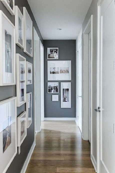 13. Composição de quadros na parede cinza de corredor – Foto: Tecnisa 13. Composição de quadros na parede cinza de corredor – Foto: Tecnisa