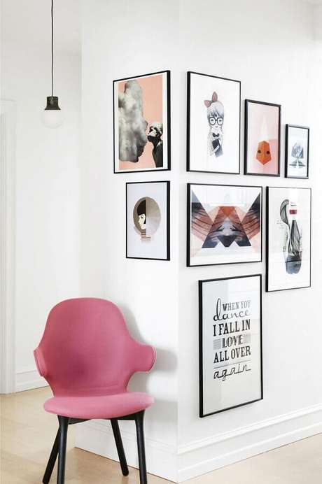 19. Decoração clean com poltrona rosa e quadros de parede decorativos – Foto: Pinterest 19. Decoração clean com poltrona rosa e quadros de parede decorativos – Foto: Pinterest