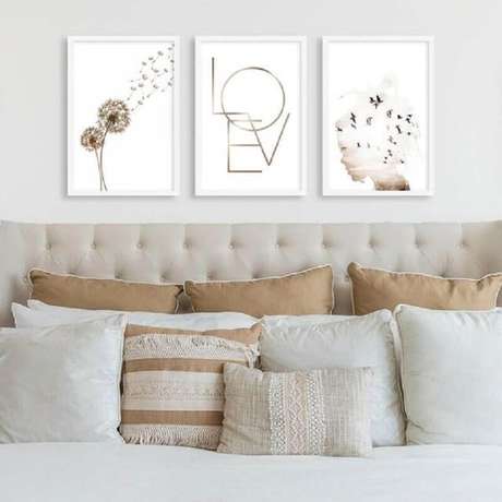 21. Decoração com quadro de parede para quarto com cabeceira capitonê bege – Foto: Pirilampo Decor 21. Decoração com quadro de parede para quarto com cabeceira capitonê bege – Foto: Pirilampo Decor