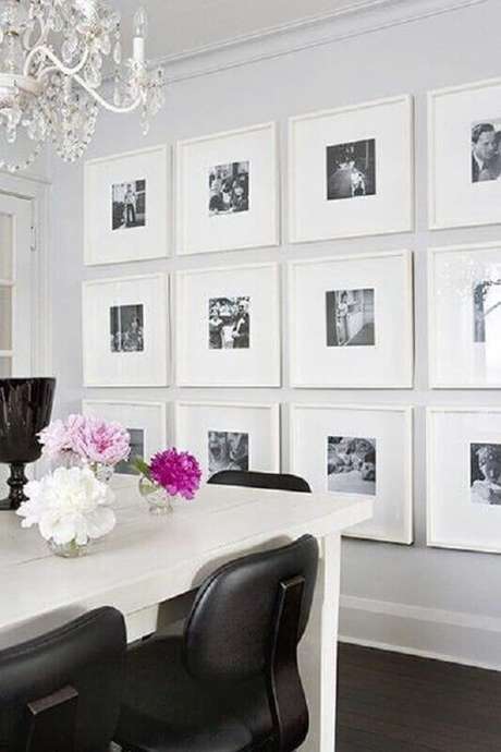 34. Parede com quadros de fotografia para sala de jantar branca – Foto: We Heart It 34. Parede com quadros de fotografia para sala de jantar branca – Foto: We Heart It