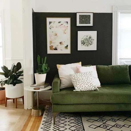 30. Parede preta para decoração de sala verde com mesa lateral – Foto: Cassie Johs 30. Parede preta para decoração de sala verde com mesa lateral – Foto: Cassie Johs