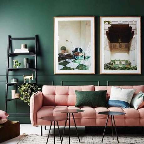 12. Sofá para decoração de sala verde e rosa – Foto: Pinterest 12. Sofá para decoração de sala verde e rosa – Foto: Pinterest