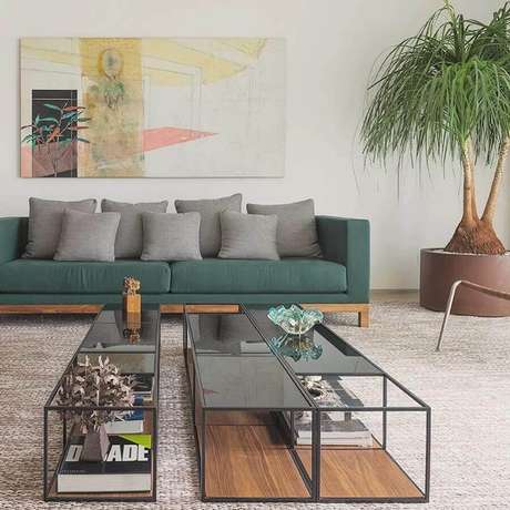 48. Decoração neutra com várias almofadas cinza para sofá verde – Foto: Carolina Rocco 48. Decoração neutra com várias almofadas cinza para sofá verde – Foto: Carolina Rocco
