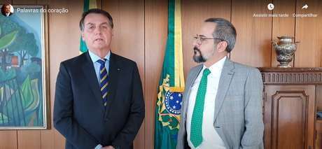 Jair Bolsonaro ao lado do agora ex-ministro da Educação Abraham Weintraub