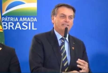 Bolsonaro com o broche do Flamengo (Reprodução/TV Brasil) Bolsonaro com o broche do Flamengo (Reprodução/TV Brasil)