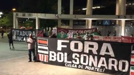 Manifestação contra o presidente Jair Bolsonaro no Maracanã (Foto: Reprodução Twitter @Bfrantifascista) Manifestação contra o presidente Jair Bolsonaro no Maracanã (Foto: Reprodução Twitter @Bfrantifascista)