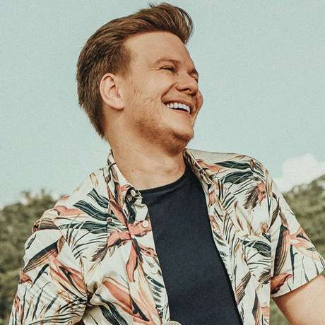 Cantor Michel Teló comemora arraiá com live neste domingo (21).