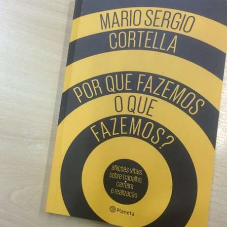"A tarefa da filosofia é levantar indagações sobre o sentido das coisas, por que fazemos o que fazemos", diz Cortella. Aqui, foto de livro de sua autoria com esse mesmo título. "A tarefa da filosofia é levantar indagações sobre o sentido das coisas, por que fazemos o que fazemos", diz Cortella. Aqui, foto de livro de sua autoria com esse mesmo título.