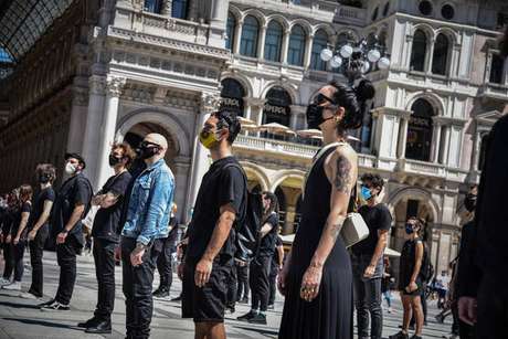 Flash mob de artistas em Milão para pedir ajuda do governo à indústria do entretenimento Flash mob de artistas em Milão para pedir ajuda do governo à indústria do entretenimento
